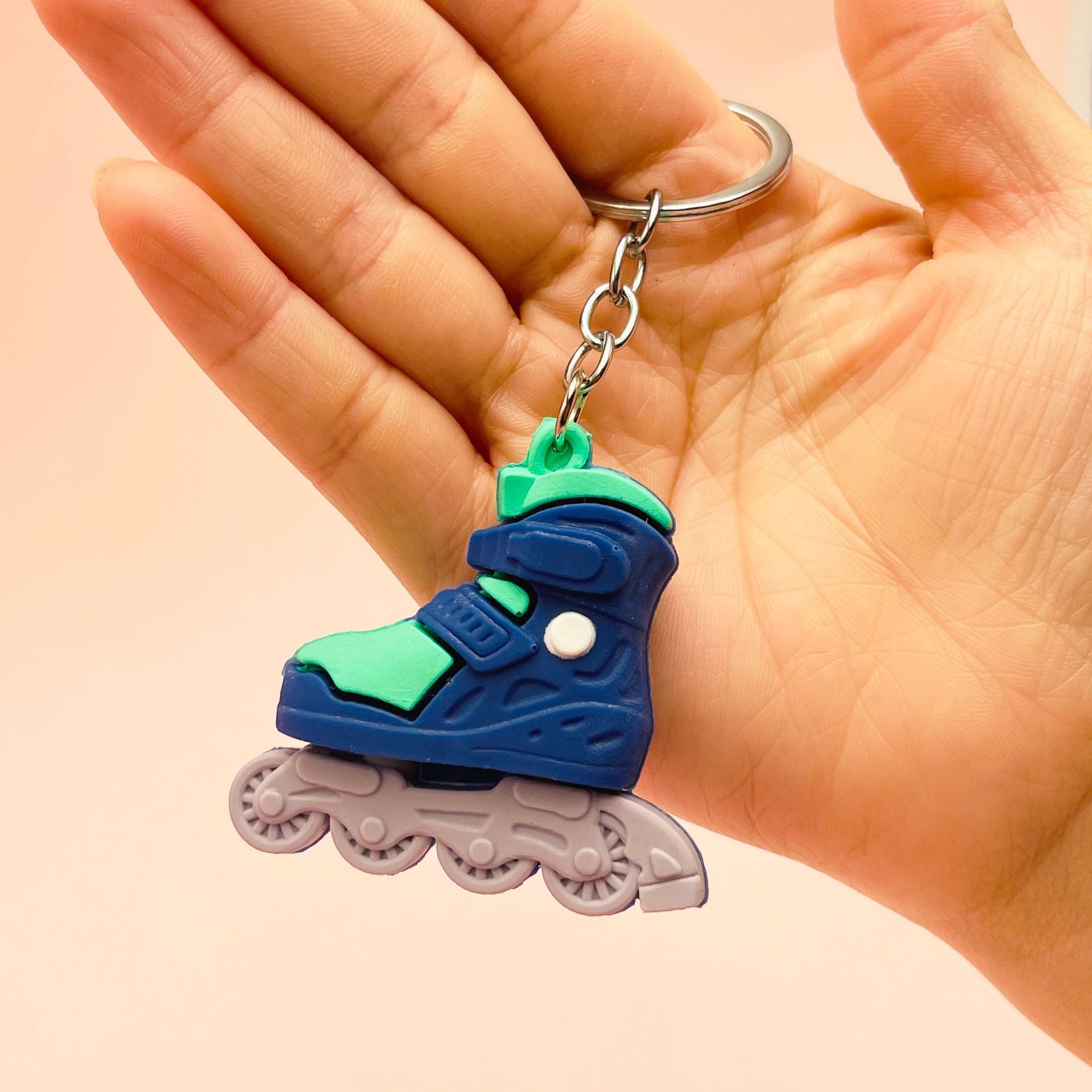 Venta al por mayor de patines de ruedas de PVC llavero creativo de plástico blando